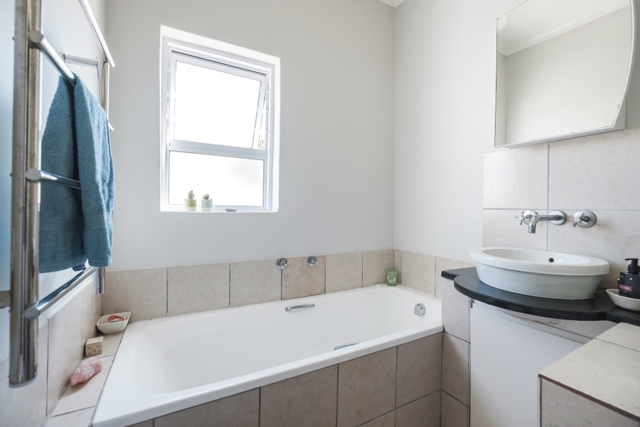 1 Bedroom Property for Sale in Vredehoek Western Cape